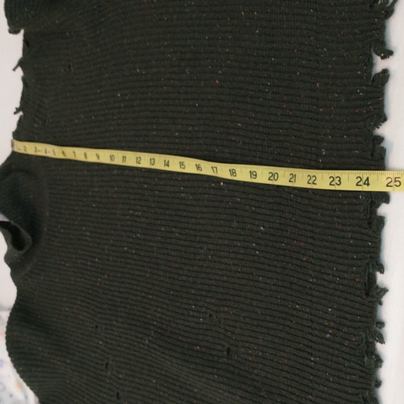 👀NWT! Distressed sweater, tagged as M but more like L/XL. Dark green.See pics. - Picture 9 of 13